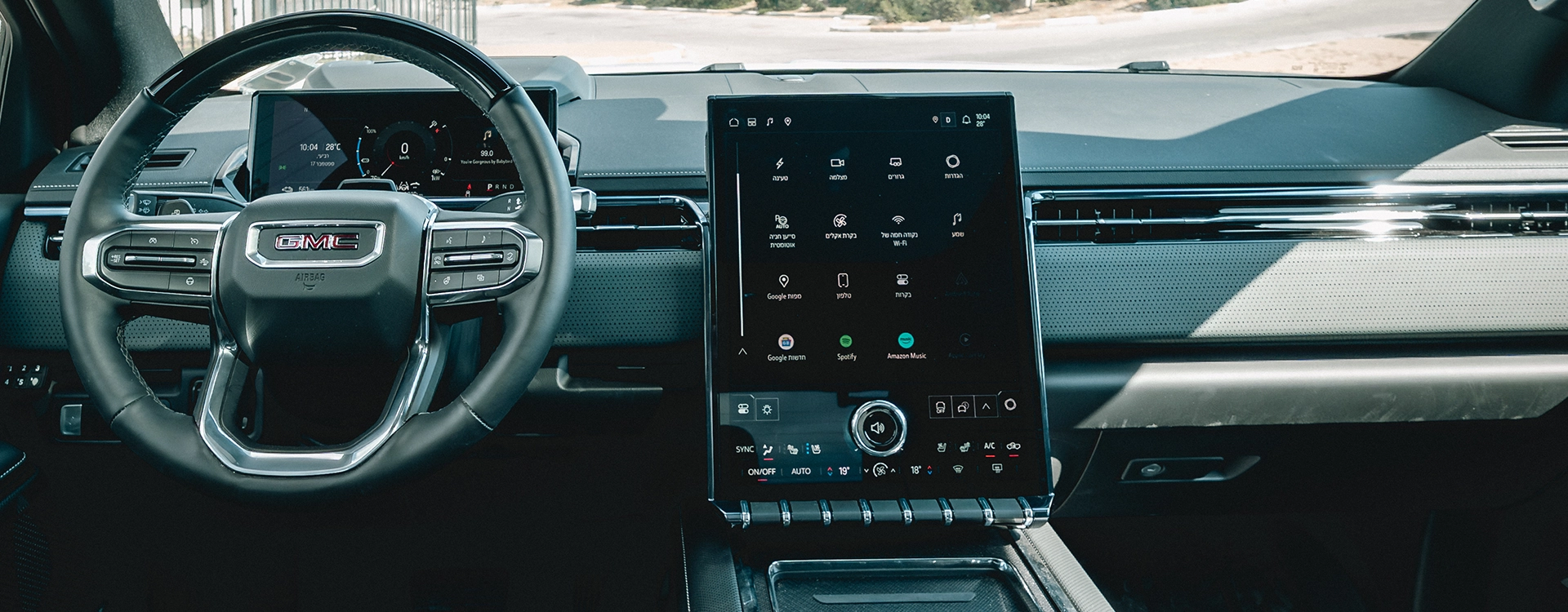 GMC Sierra EV AT4 Max Range - דשבורד ומסך מולטימדיה