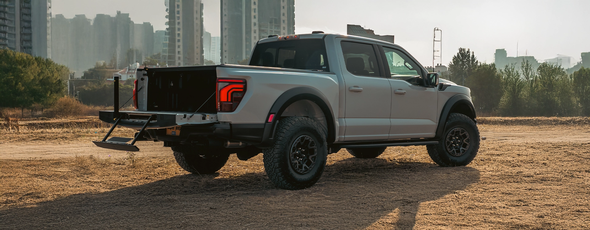 Ford F-150 Raptor R - מבט אחורי אלכסוני