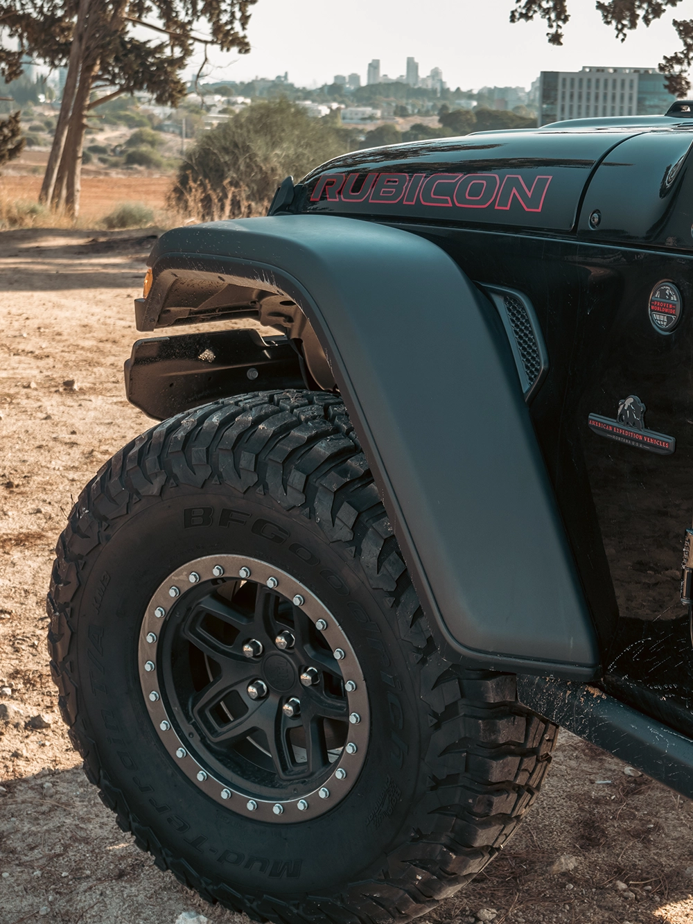 Jeep Gladiator Rubicon AEV - טנדר עבודה - תקריב ג'אנט וצמיגי שטח