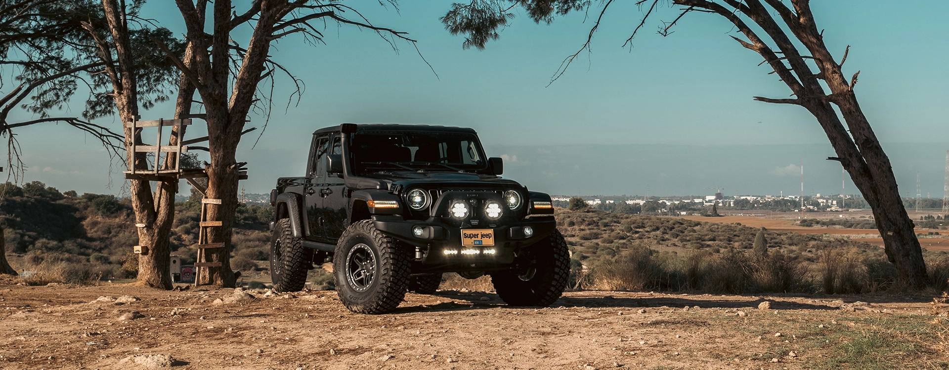 Jeep Gladiator Rubicon AEV - טנדר עבודה - מבט קדמי אלכסוני