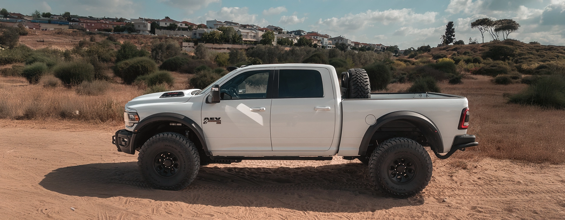 RAM 2500 LARAMIE AEV PROSPECTOR XL - טנדר עבודה קשוח ומיוחד - מבט צד
