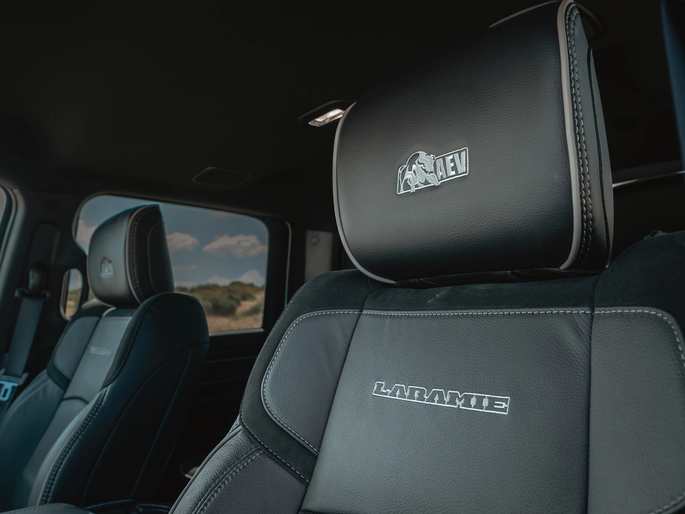 RAM 2500 LARAMIE AEV PROSPECTOR XL - טנדר עבודה קשוח ומיוחד - מושבים קדמיים