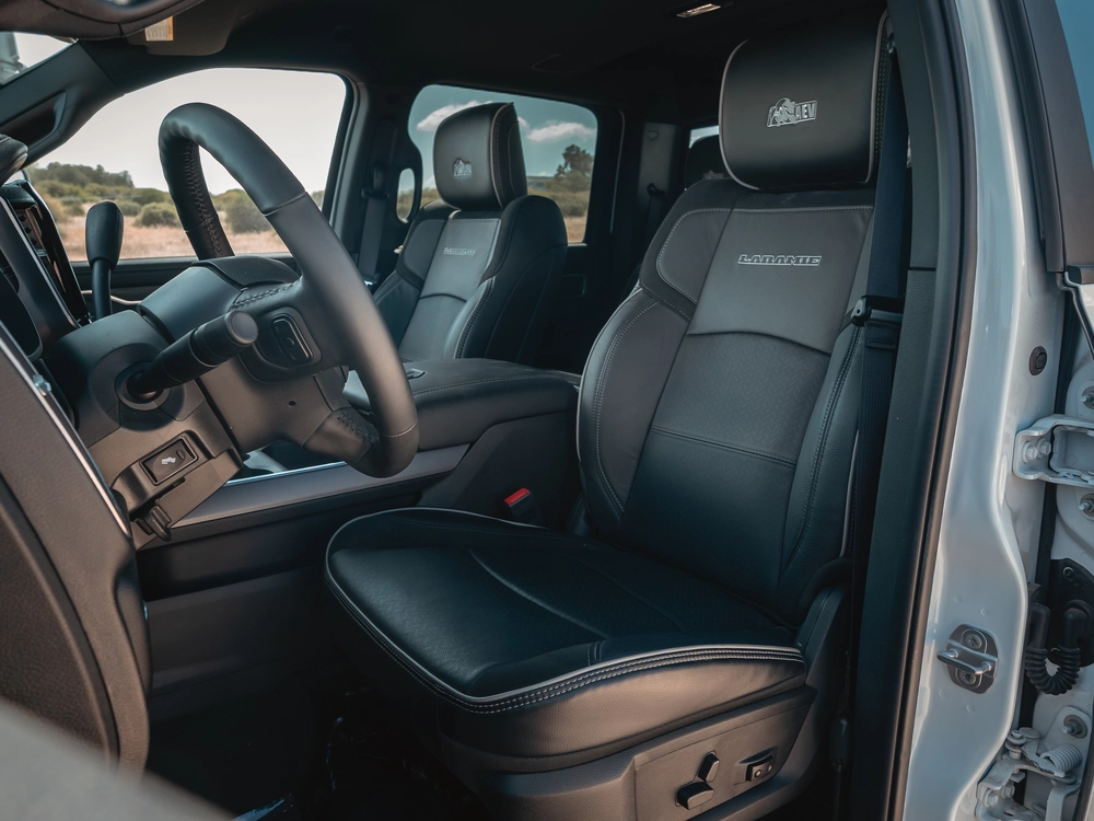 RAM 2500 LARAMIE AEV PROSPECTOR XL - טנדר עבודה קשוח ומיוחד - מושבים קדמיים