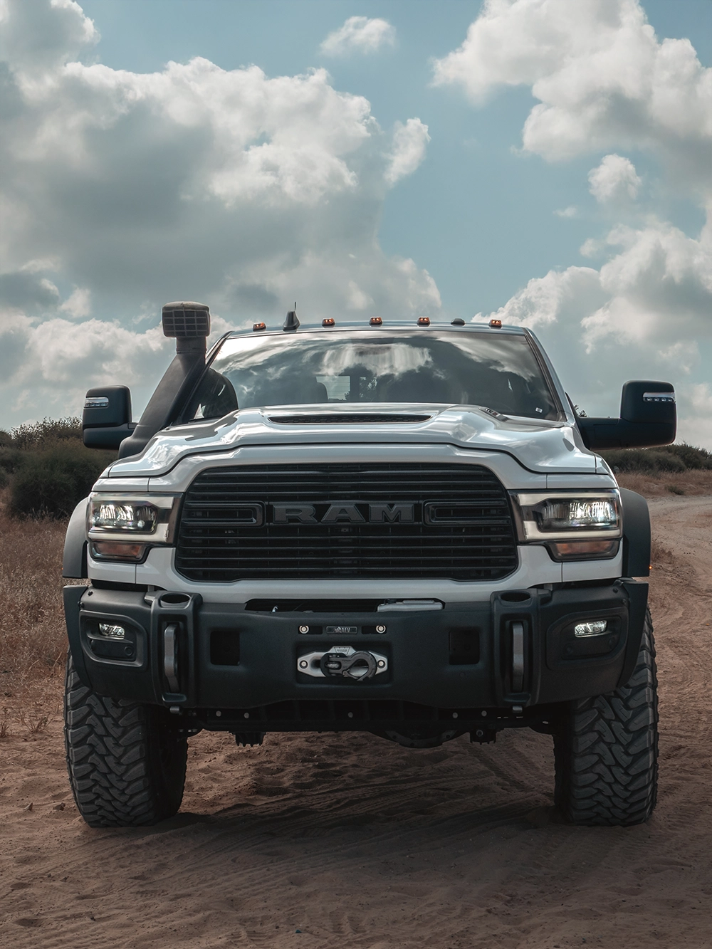 RAM 2500 LARAMIE AEV PROSPECTOR XL - טנדר עבודה קשוח ומיוחד - חזית ופנסים