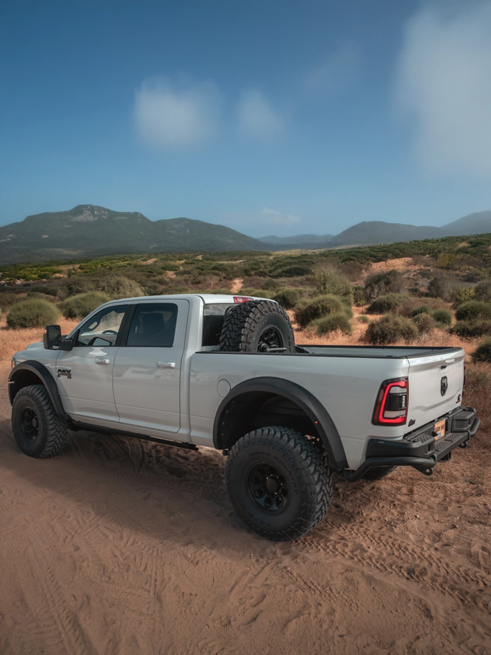 RAM 2500 LARAMIE AEV PROSPECTOR XL - טנדר עבודה קשוח ומיוחד - מבט אחורי