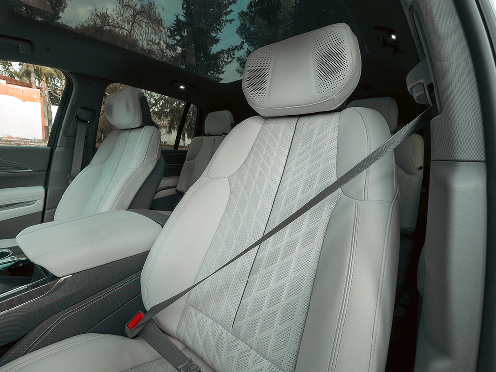 Cadillac Escalade IQ Sport 1 - תקריב ריפוד ותפרים