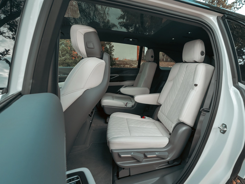 Cadillac Escalade IQ Sport 1 - מושבים אחוריים