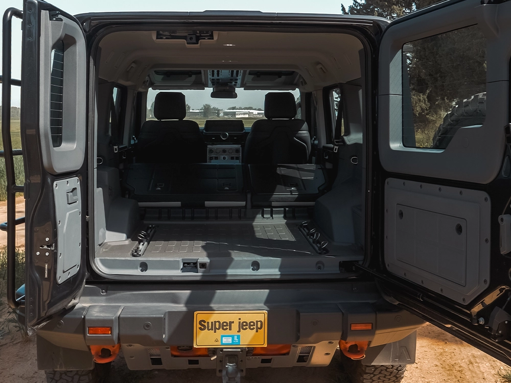 Ineos Grenadier Trailmaster - תא מטען סגור