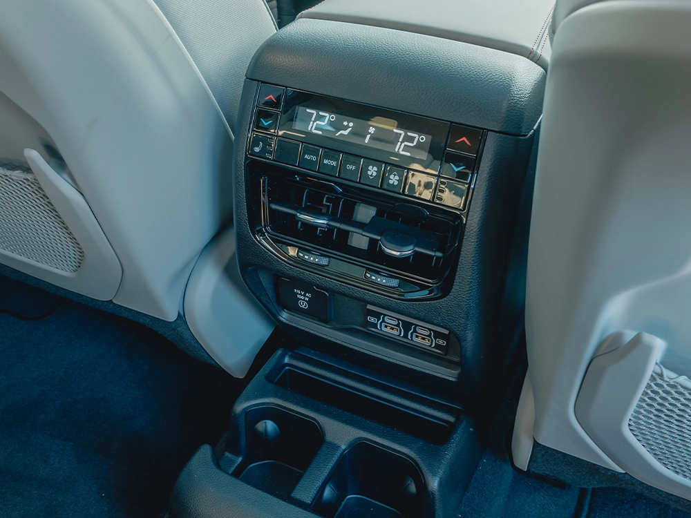 Jeep Grand Cherokee Overland - כפתורי שליטה אחוריים