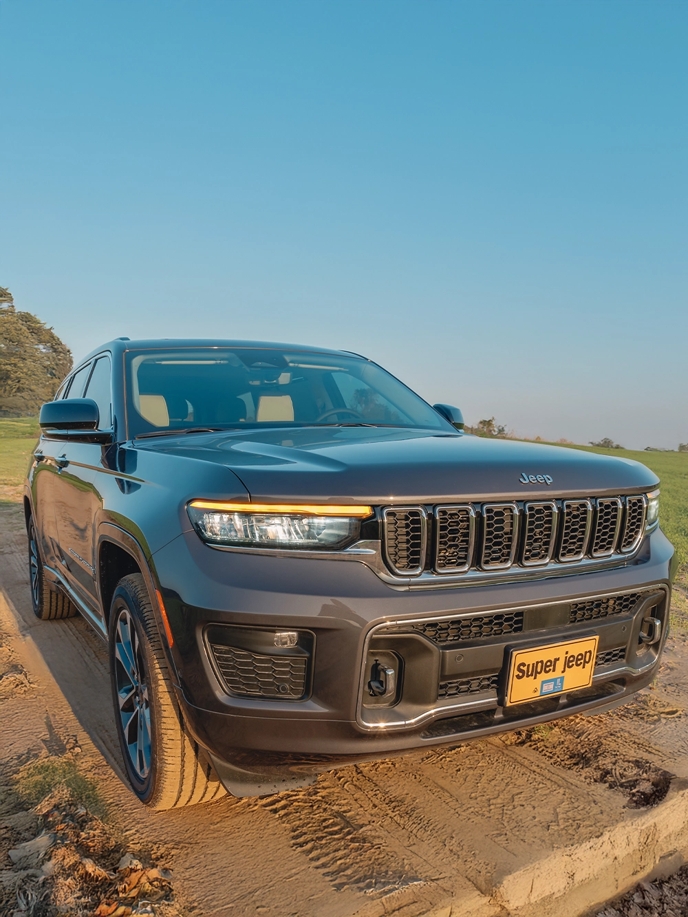 Jeep Grand Cherokee Overland - מבט קדמי אלכסוני