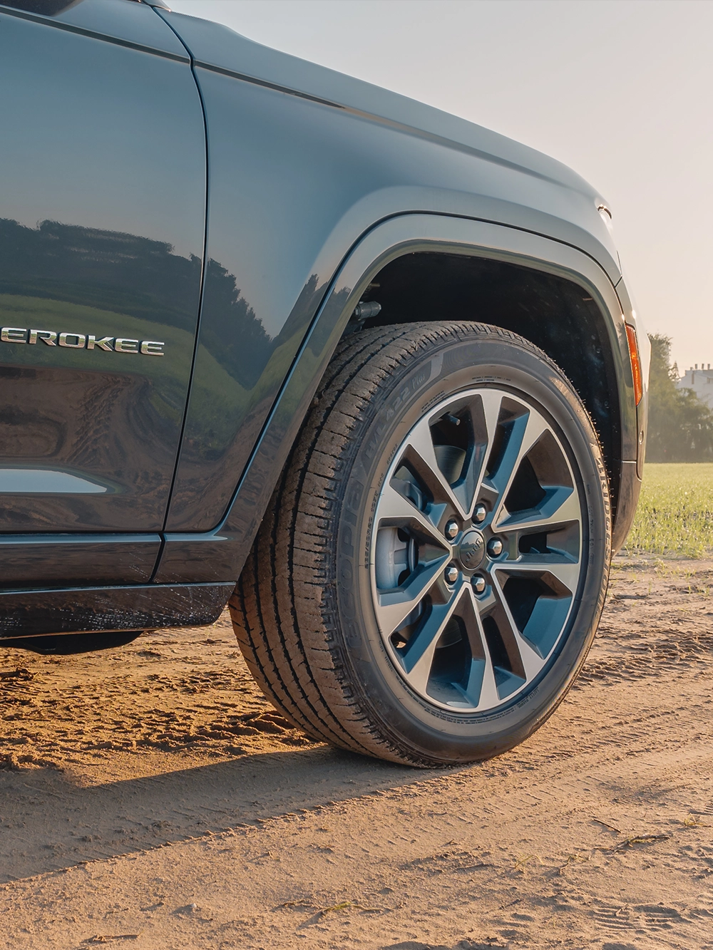 Jeep Grand Cherokee Overland - תקריב ג'אנט וצמיג