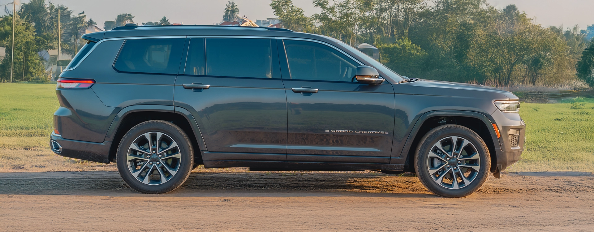 Jeep Grand Cherokee Overland - מבט צד
