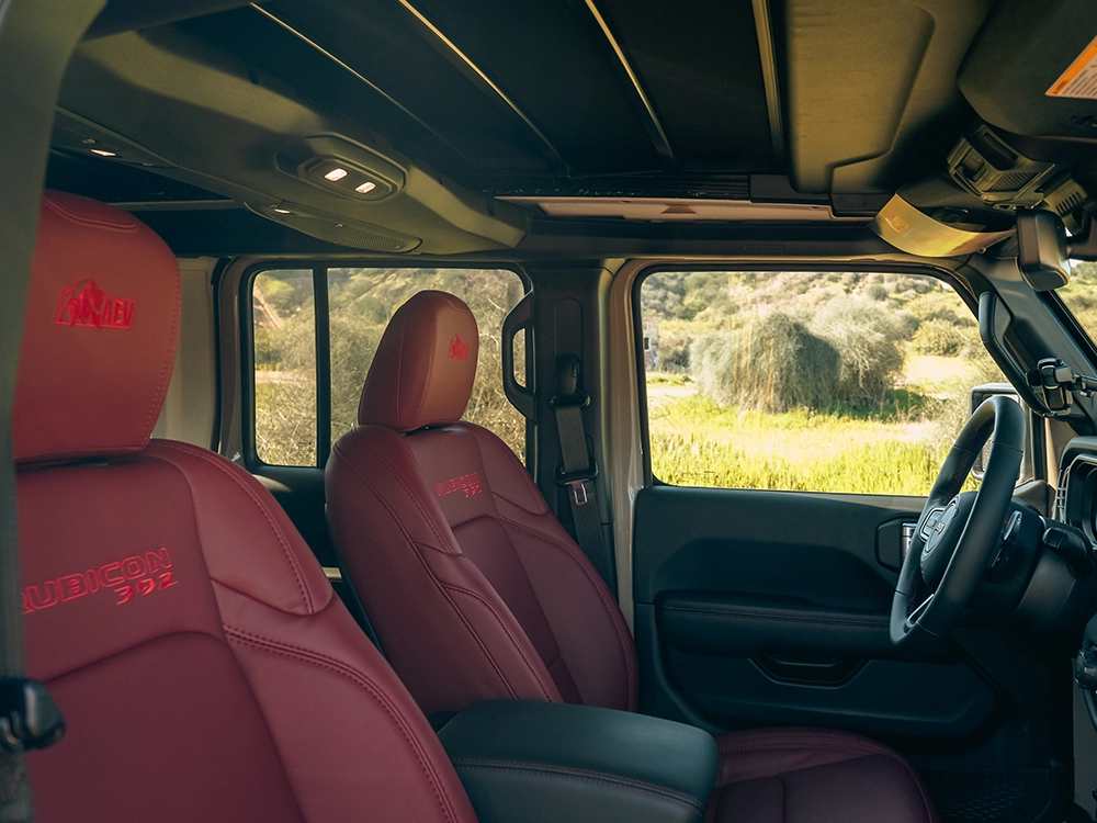 Jeep Wrangler Rubicon 392 AEV - מושבים קדמיים