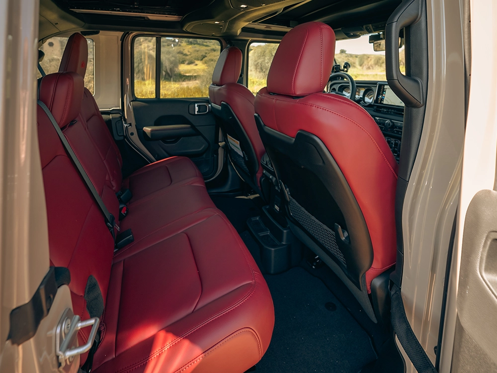 Jeep Wrangler Rubicon 392 AEV - מושבים אחוריים