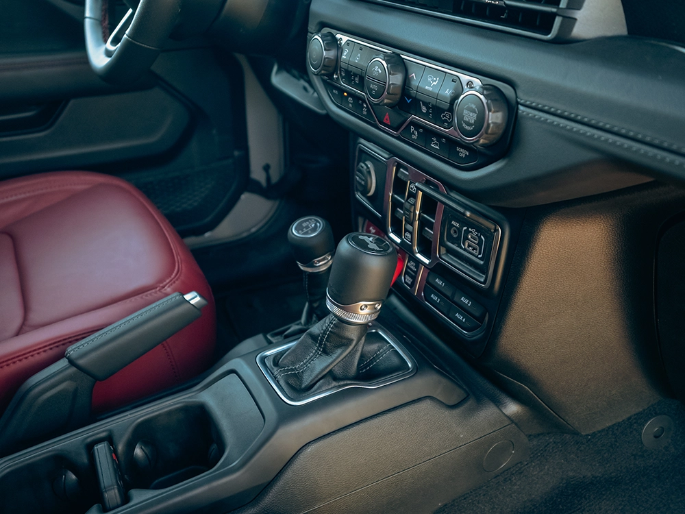 Jeep Wrangler Rubicon 392 AEV - תקריב ידית הילוכים