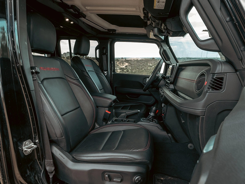 Jeep Wrangler Rubicon X - מושבים קדמיים