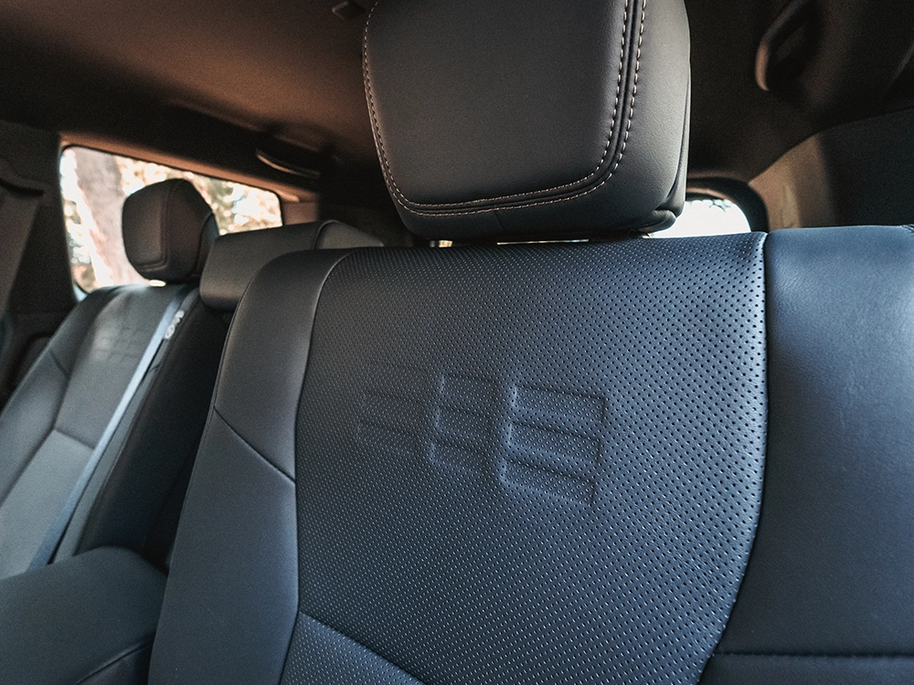 Lexus GX 550 Overtrail - תקריב ריפוד ותפרים