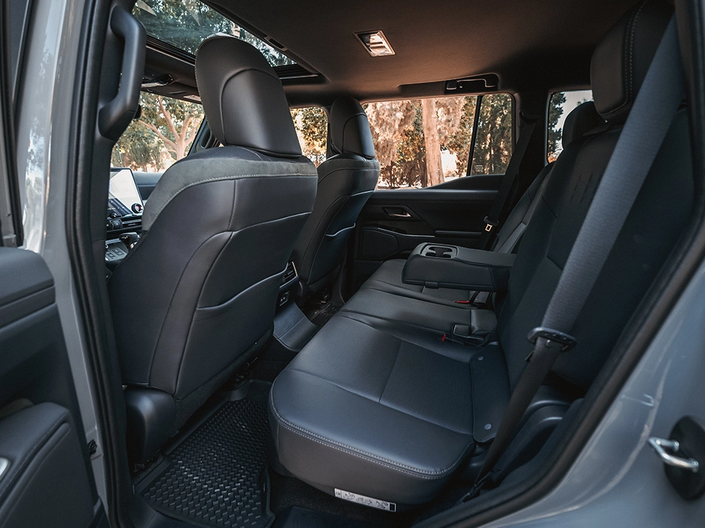 Lexus GX 550 Overtrail - מושבים אחוריים
