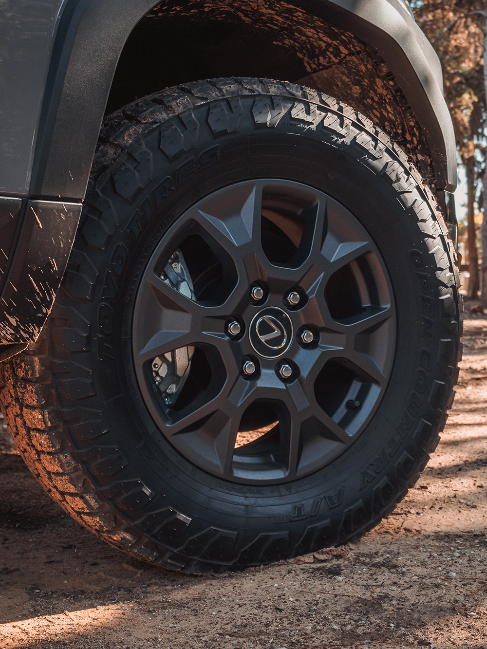 Lexus GX 550 Overtrail - תקריב ג'אנט וצמיג