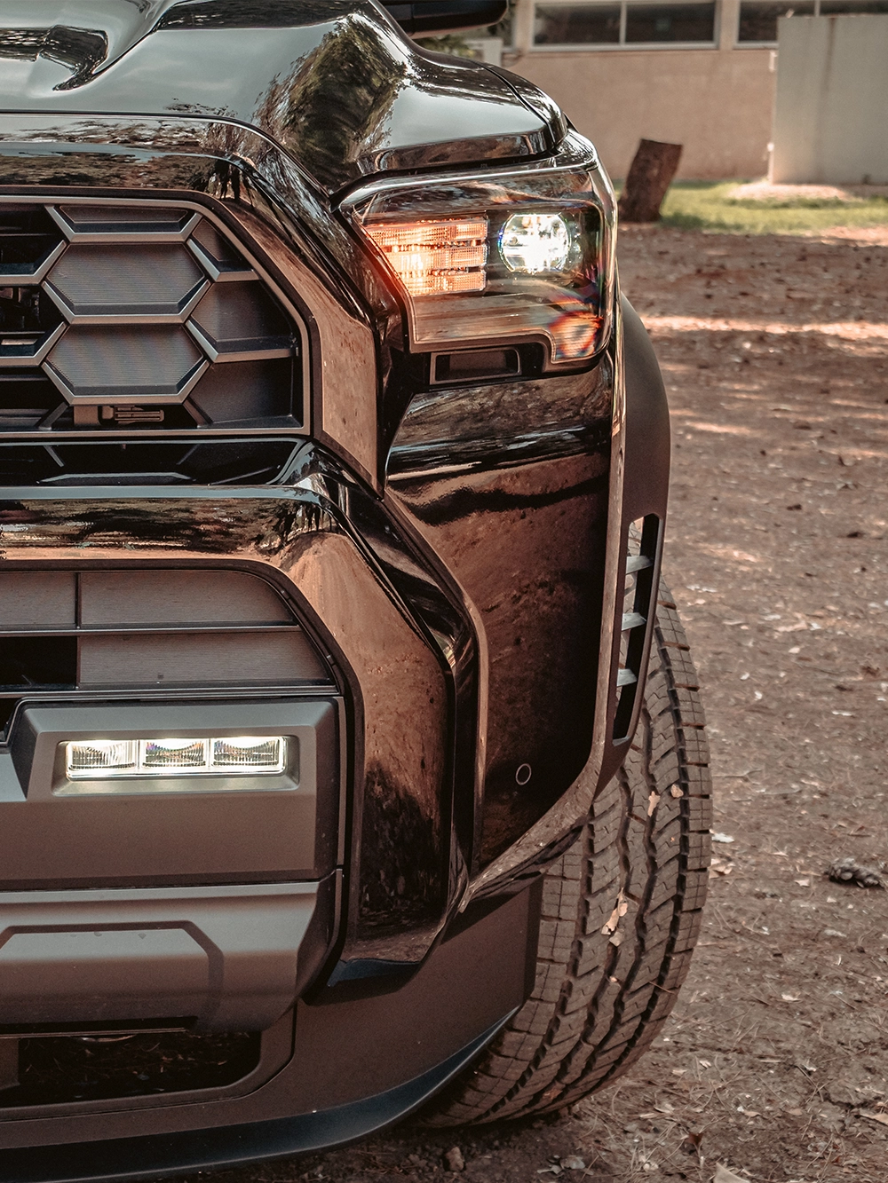 Toyota 4Runner TRD Off-Road - תקריב פנסי חזית