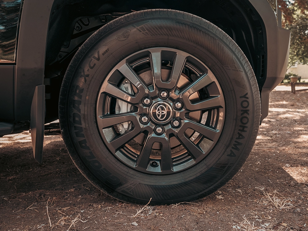 Toyota Land Cruiser 1958 - תקריב ג'אנט וצמיג