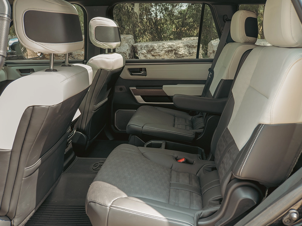 Toyota Sequoia Capstone - מושבים אחוריים
