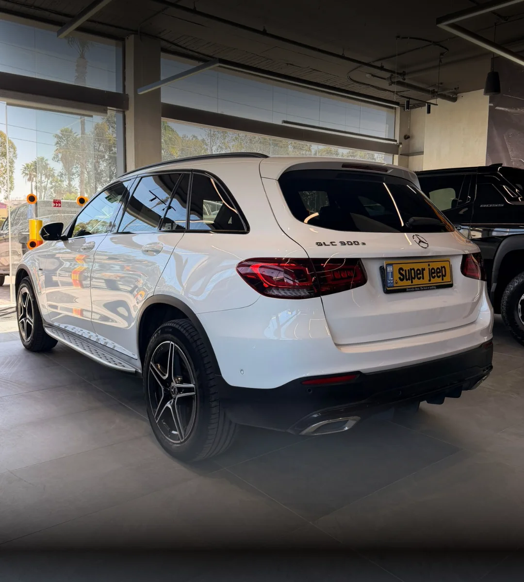 mercedes-benz-glc-300e-amg-2021-05